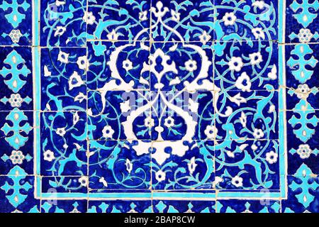 Vue détaillée de la majolica et des carreaux de céramique symétrique à Ulugh Beg Madrasa sur la place du Registan, Samarkand, Ouzbékistan. Céramique dans les tons de bleu, Banque D'Images