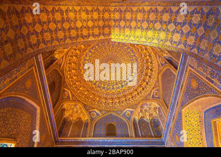 Intérieur de Tilya-Kori Madrasah et Mosquée de la place du Registan à Samarkand, Ouzbékistan. Décoration géométrique d'or appliquée par la méthode de kyndal Banque D'Images