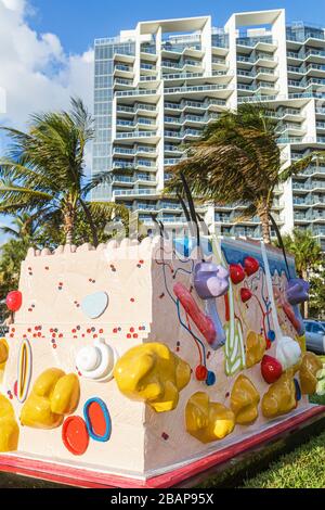Miami Beach Florida,Collins Park,Art Basel,foire,annuelle,galeries,art,Art public,exposition satellite,homme hommes adultes,Damien HIRS Banque D'Images