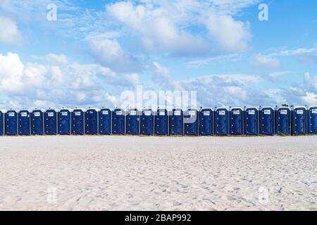 Miami Beach Florida,Lummus Park,Rock n' Roll Marathon Series,charité,course,coureurs,course,course,Health & Fitness Expo,toilettes portables,commodes,sable,ciel Banque D'Images