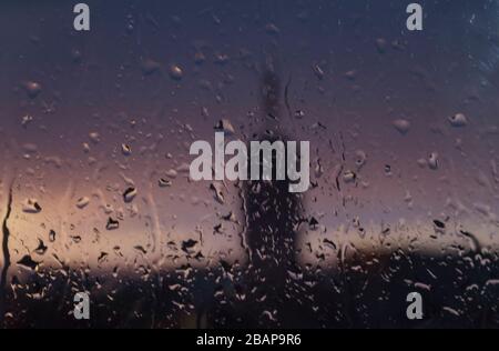 Bâtiment longement en hauteur sous la pluie. Paysage urbain Banque D'Images