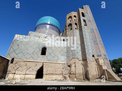 Bâtiment principal de la mosquée Bibi-Khanym à Samarkand, Ouzbékistan. Persan avec carreaux de céramique et dôme turquoise. Bibi Khanum dans un mauvais état de conservation. Banque D'Images