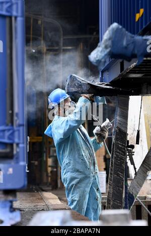 Zhangzhou, la province chinoise de Fujian. 28 mars 2020. Un travailleur contrôle un conteneur à Zhangzhou China International Marine Containers (Group) Ltd. (CIMC) à Zhangzhou, dans la province du Fujian, dans le sud-est de la Chine, le 28 mars 2020. L'entreprise accélère la reprise du travail et de la production grâce à des mesures de prévention contre les épidémies prises contre COVID-19. Plus de 90 pour cent de son personnel est revenu à leurs postes. Crédit: Jiang Kehong/Xinhua/Alay Live News Banque D'Images