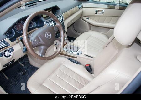 Mercedes Benz W212 - année 2013, équipement Avantgarde, intérieur de luxe en cuir beige - E Classe 250 CDI, voiture sur mesure - voiture fabriquée par l'employé, Banque D'Images