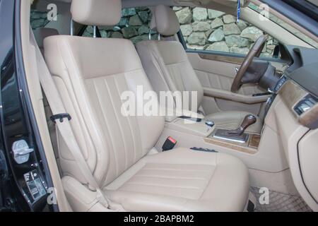 Mercedes Benz W212 - année 2013, équipement Avantgarde, intérieur de luxe en cuir beige - E Classe 250 CDI, voiture sur mesure - voiture fabriquée par l'employé, Banque D'Images