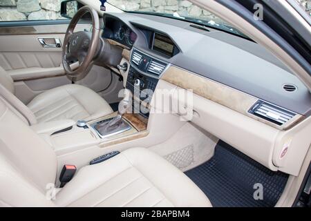 Mercedes Benz W212 - année 2013, équipement Avantgarde, intérieur de luxe en cuir beige - E Classe 250 CDI, voiture sur mesure - voiture fabriquée par l'employé, Banque D'Images