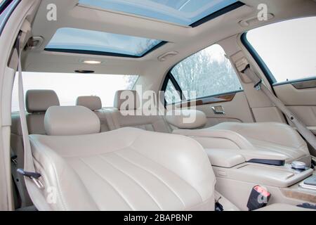 Mercedes Benz W212 - année 2013, équipement Avantgarde, intérieur de luxe en cuir beige - E Classe 250 CDI, voiture sur mesure - voiture fabriquée par l'employé, Banque D'Images