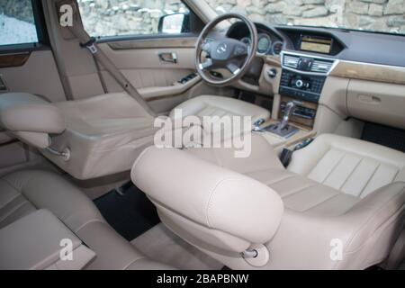 Mercedes Benz W212 - année 2013, équipement Avantgarde, intérieur de luxe en cuir beige - E Classe 250 CDI, voiture sur mesure - voiture fabriquée par l'employé, Banque D'Images