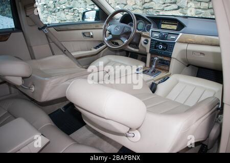 Mercedes Benz W212 - année 2013, équipement Avantgarde, intérieur de luxe en cuir beige - E Classe 250 CDI, voiture sur mesure - voiture fabriquée par l'employé, Banque D'Images