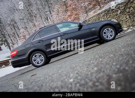 Séance photo Mercedes-Benz E250 4MATIC avec peinture métallique noire sur le parking.vue sur le capot avant et le pare-brise. Design allemand de luxe automobile isolé Banque D'Images