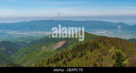 Lucanska Mala Fatra et la vallée de la rivière Turiec avec Martin et les villes de Vrutky se trouvent à proximité de la prairie Koskarovska luka, au bas de la colline de Klak, dans la montagne Velka Fatra Banque D'Images