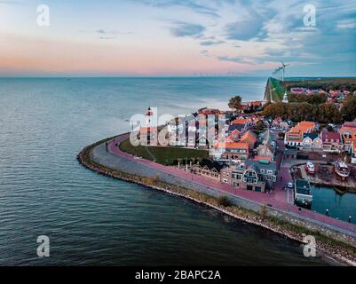 Urk Flevoland Pays-Bas, port avec phare sur un été lumineux aux Pays-Bas dans le village historique d'Urk le long du lac Ijsselmeer Banque D'Images