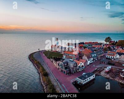 Urk Flevoland Pays-Bas, port avec phare sur un été lumineux aux Pays-Bas dans le village historique d'Urk le long du lac Ijsselmeer Banque D'Images