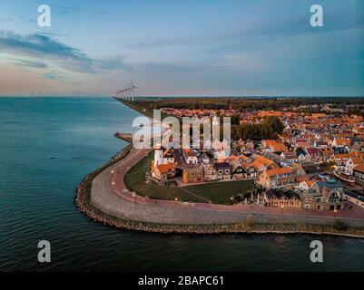 Urk Flevoland Pays-Bas, port avec phare sur un été lumineux aux Pays-Bas dans le village historique d'Urk le long du lac Ijsselmeer Banque D'Images