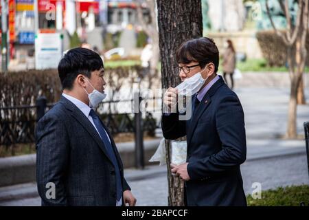 Costume portant des hommes avec masques de protection pendant la pandémie de Coronavirus, Séoul, Corée du Sud Banque D'Images