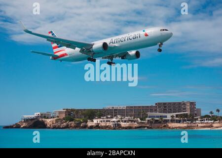 Un Boeing 767 d'American Airlines survole l'eau à l'approche de Saint-Martin SXM Banque D'Images