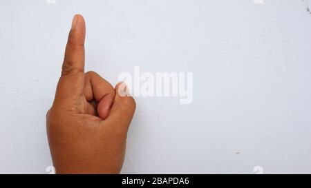 Main gauche photographiée avec la signification d'un symbole et fond blanc, pas dans la mise au point. Flou Banque D'Images