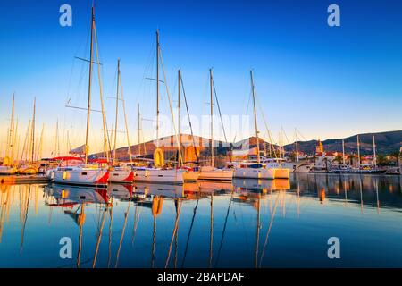 Trogir paysage urbain avec bateaux à voile dans le port à l'aube. Belle destination touristique, Dalmatie, Croatie, Europe Banque D'Images