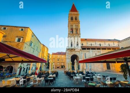 Admirable grand café et restaurant de rue mignonne sur la place de la vieille ville de Trogir, Dalmatie, Croatie, Europe. Superbe emplacement pour les voyages et les vacances. Banque D'Images