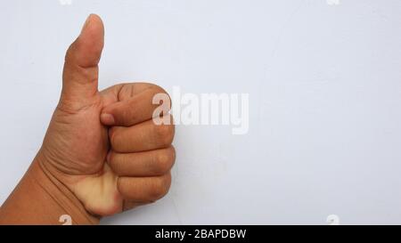 Main gauche photographiée avec la signification d'un symbole et fond blanc, pas dans la mise au point. Flou Banque D'Images