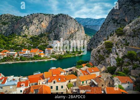 Superbe vue sur la station balnéaire méditerranéenne et la rivière Cetina à Omis. Gorge avec rivière Cetina, près de la station balnéaire d'Omis. Place de rafting bien connue en Dalmatie, en Dalmatie Banque D'Images