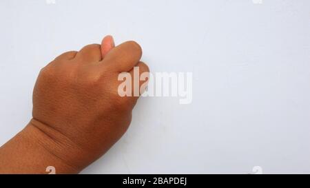 Main gauche photographiée avec la signification d'un symbole et fond blanc, pas dans la mise au point. Flou Banque D'Images