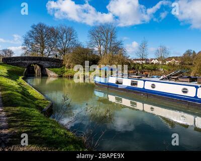 Canal Kennet et Avon, North Wessex Downs, Narrowboat, Great Bedwyn, Wiltshire, Angleterre, Royaume-Uni, GB. Banque D'Images