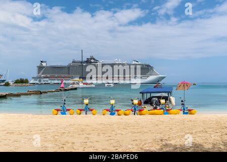 Ocho Rios, Jamaïque - 22 avril 2019: Bateaux à pédales (pédalos) sur la plage de sable d'Ocho Rios Bay avec le bateau de croisière MSC Seaside en arrière-plan à Ocho Ri Banque D'Images