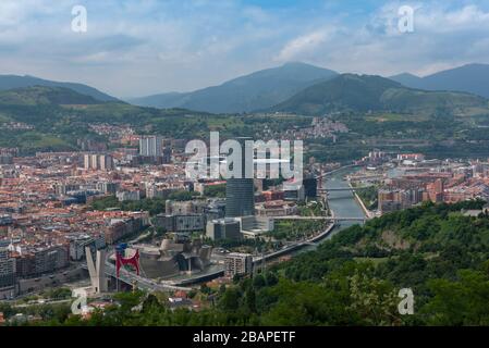 Vue sur la ville de Bilbao et la rivière Nervion, depuis le parc Etxebarria Banque D'Images