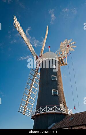 Ancien moulin à vent traditionnel en campagne paysage avec fond bleu ciel Banque D'Images