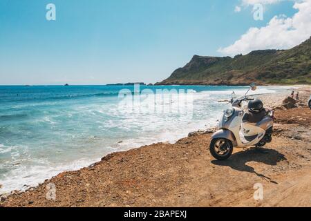 Un scooter motorisé stationné sur la côte de l'Anse de Grand fond, St Barthélemy Banque D'Images