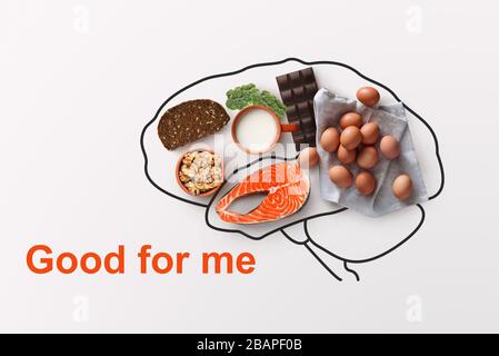 Produits pour augmenter votre mémoire. Aliments sains et contours du cerveau sur fond blanc, design créatif Banque D'Images