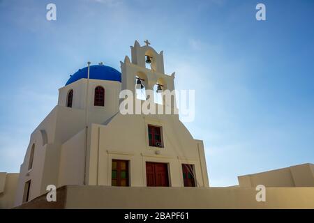 Grèce. Journée ensoleillée à Santorin. Église active en contre-jour Banque D'Images