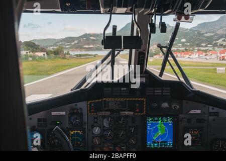 Vue depuis le poste de pilotage d'un Twin Otter aligné pour le décollage sur la piste 10 à l'aéroport Gustaf III, Saint Barthélemy Banque D'Images