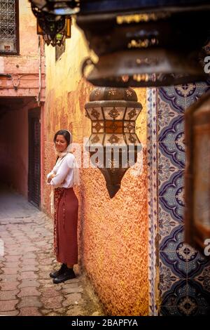 Une jeune femme caucasienne se tenant dans une allée étroite à Meknès, au Maroc Banque D'Images