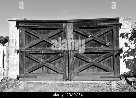 Ancienne porte en bois de campagne avec colonnes en pierre de style vintage en noir et blanc Banque D'Images