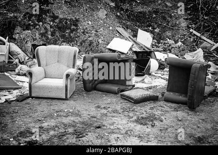 Canapés cassés et abandonnés, détail de meubles de gauche, saleté et débris Banque D'Images