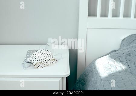 Aseptisant, gel antiseptique pour les mains et masques faits à la main. Protection contre les virus corona d'hygiène. Concept de prévention du coronavirus. Banque D'Images