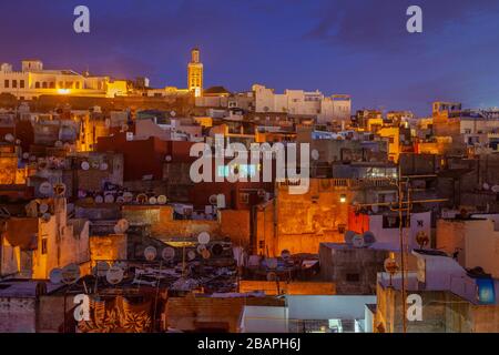 Tanger, Maroc : vue sur la Médina au crépuscule Banque D'Images