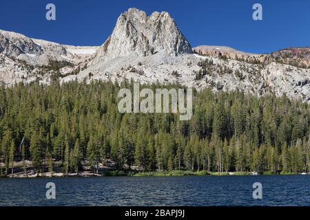 Crag de cristal au-dessus du lac Mary à Mammoth Lakes, comté de Mono, Californie, États-Unis. Banque D'Images