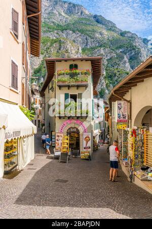 La ville pittoresque de Limone sul Garda, sur le lac de Garde. Province De Brescia, Lombardie, Italie. Banque D'Images