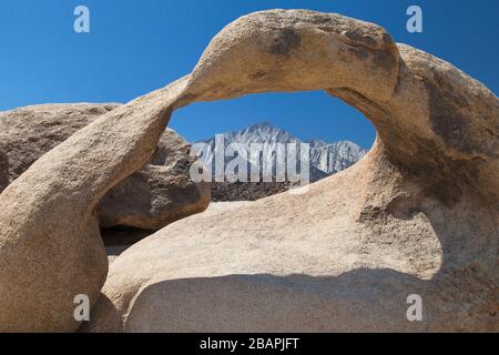 Lone Pine Peak à travers Mobius Arch, Alabama Hills, Lone Pine, Californie, États-Unis. Banque D'Images