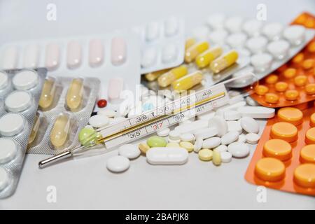 Concept de préparation à la grippe. Thermomètre, plaquettes thermoformées et pilules. Banque D'Images