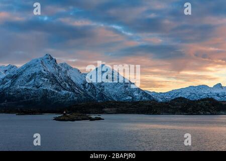 Soleil peu ensoleillé sur le fjord Hadselfjord et les montagnes d'Austvågøya, Hadsel, Vesterålen, Norvège du Nord Banque D'Images