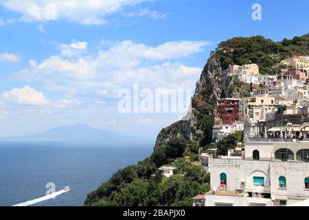 Capri, Italie - en regardant vers Mt. Vésuve à la distance Banque D'Images