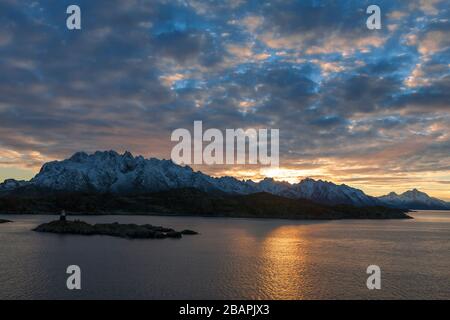 Soleil peu ensoleillé sur le fjord Hadselfjord et les montagnes d'Austvågøya, Hadsel, Vesterålen, Norvège du Nord Banque D'Images