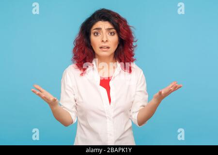 Portrait d'une femme hipster stressée agacée avec une expression indignée questionnant pourquoi, quelle raison, ayant des problèmes de communication, mal à l'aise Banque D'Images