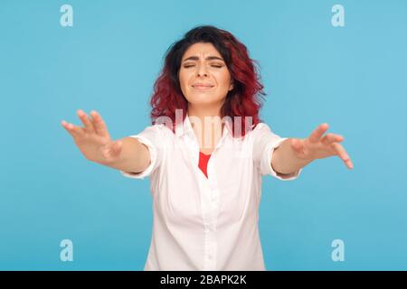 Je suis aveugle. Portrait d'une femme frustrée avec des cheveux rouges fantaisie marchant avec des yeux fermés, étirant les mains pour rechercher dans l'obscurité, problèmes de vision. ind Banque D'Images