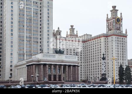 MOSCOU, RUSSIE-VERS NOV 2018 : vue de face du bâtiment principal de l'Université d'État de Lomonosov Moscou. Est l'une des plus anciennes et plus grandes universités de Rus Banque D'Images