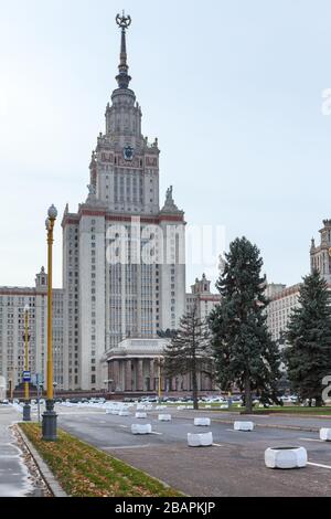 MOSCOU, RUSSIE - VERS NOVEMBRE 2018 : bâtiment principal de l'université d'État de Moscou. Le MSU porte le nom de Mikhail Vasilyevich Lomonosov. Russie Banque D'Images